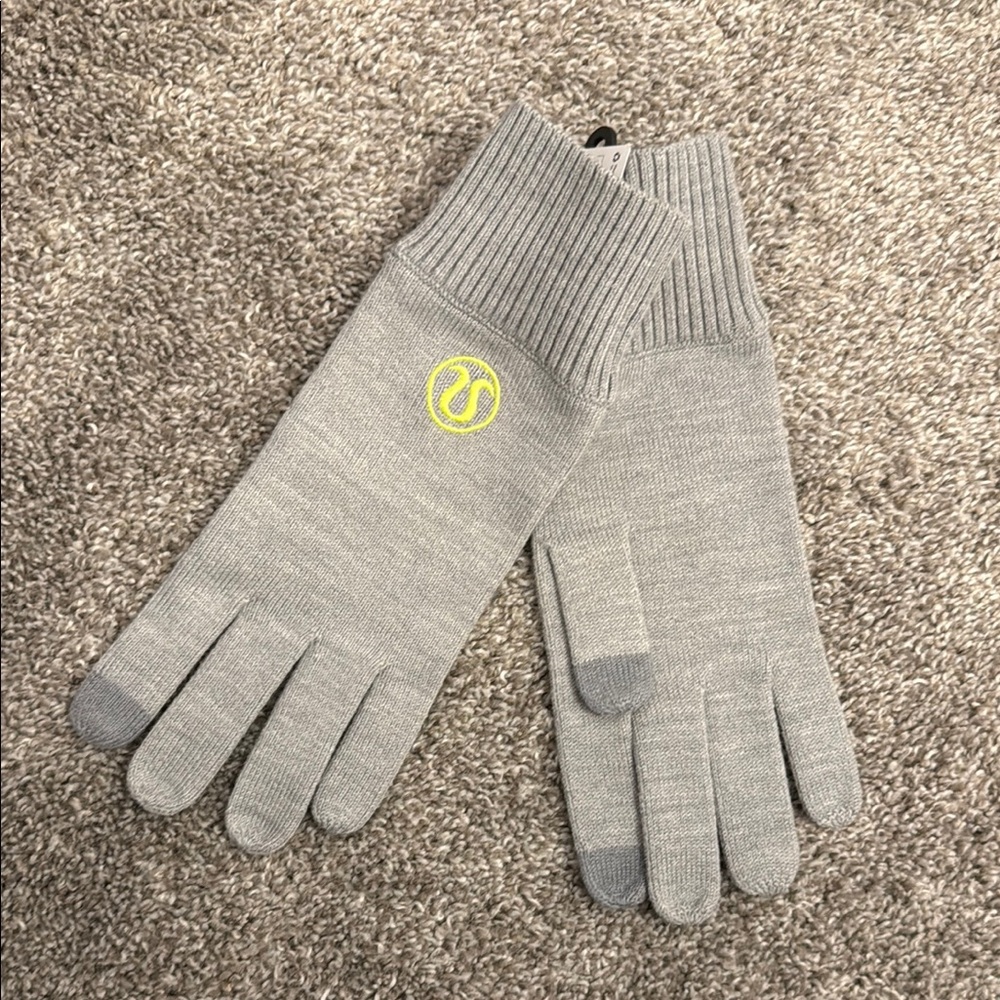NWT lululemon Warm Revelation Gloves Tech. Size M/L. No Longer sold by Lululemon